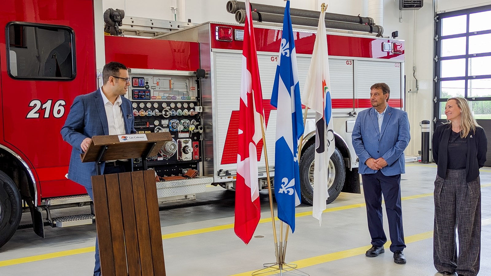 Le ministre Poulin visite la caserne de Les Coteaux