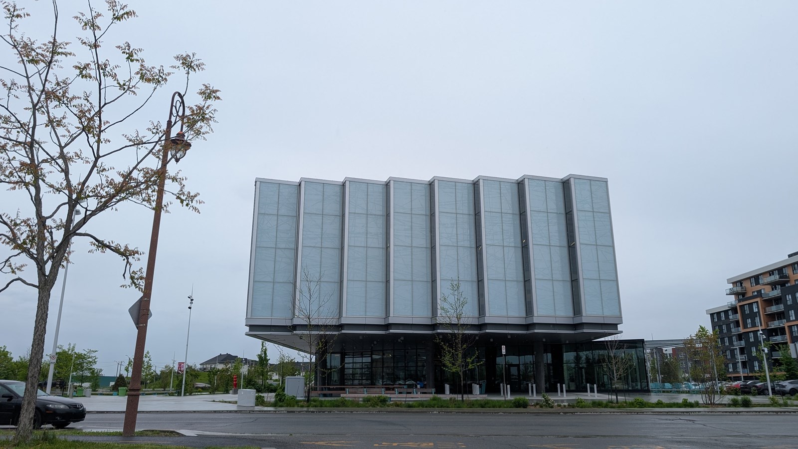 Les cols blancs de Vaudreuil-Dorion réfléchissent à la grève