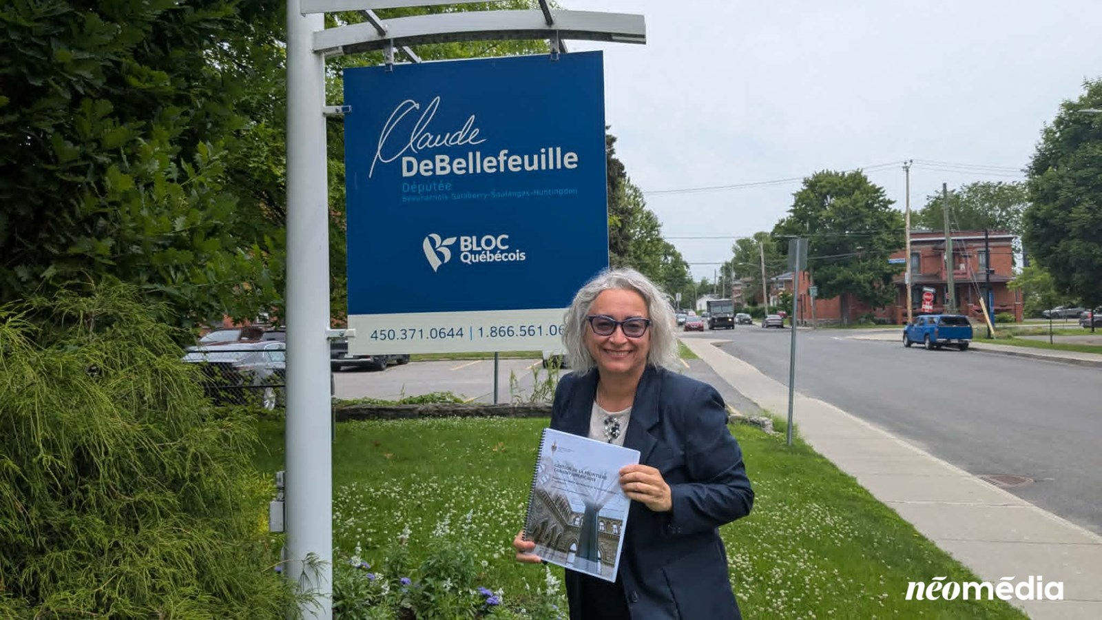 L’une des principales réalisations de celle qui agissait comme porte-parole du Bloc Québécois en matière de sécurité publique a notamment été l’obtention de la réalisation d’une étude du Comité permanent de la sécurité publique et nationale intitulée Gestion de la frontière canado-américaine et qu'elle tient dans ses mains sur la photo