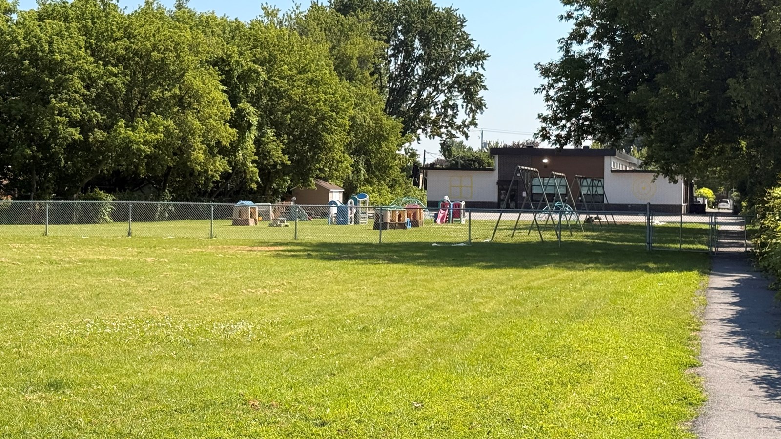 Une somme de 282 719 $ pour bonifier trois cours d'écoles primaires 