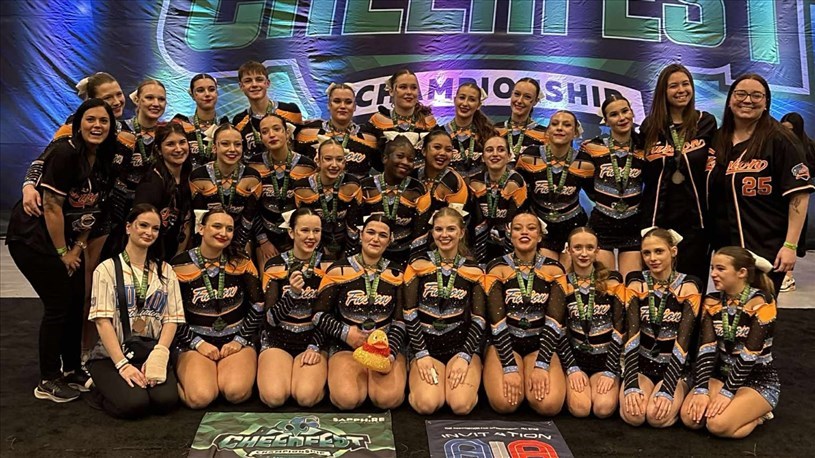 Un club d'ici à un championnat de cheerleading de l'AIA