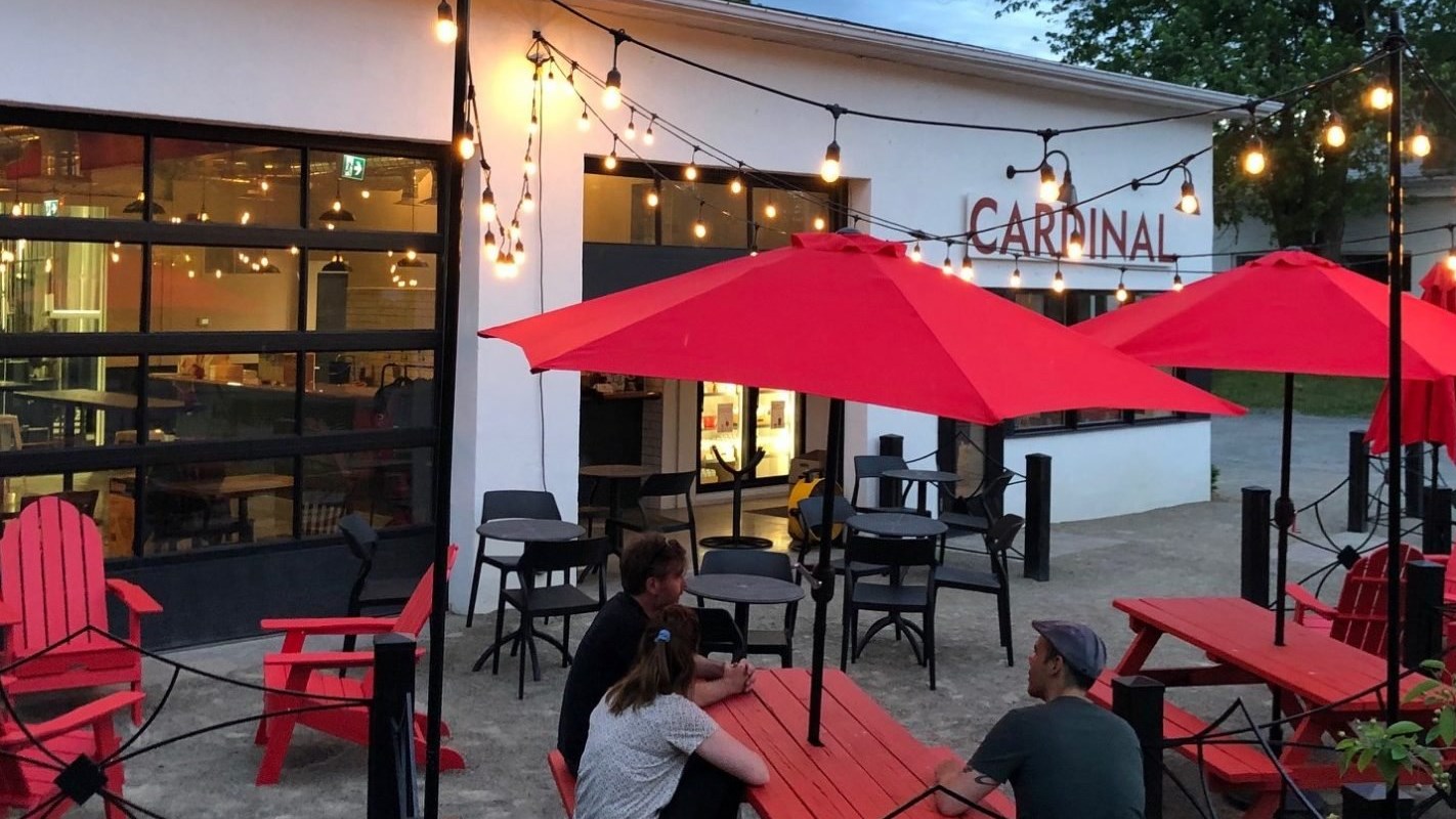 Terrasse de la microbrasserie Cardinal à Hudson