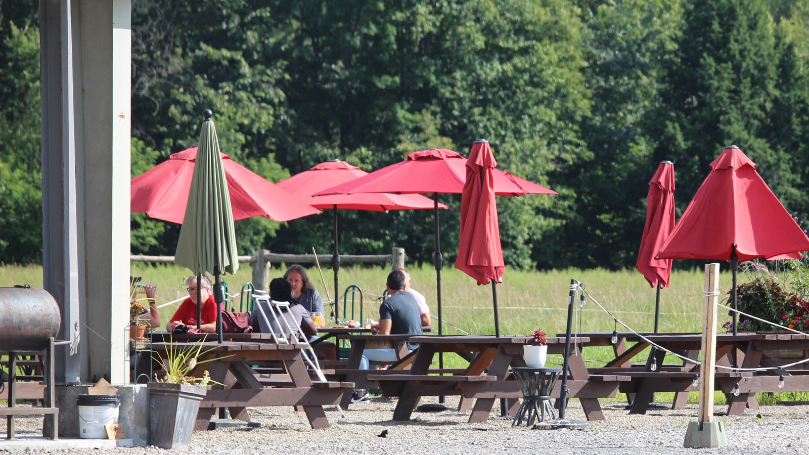 Terrasse de la nouvelle microbrasserie de Sainte-Marthe: Loup-Garou
