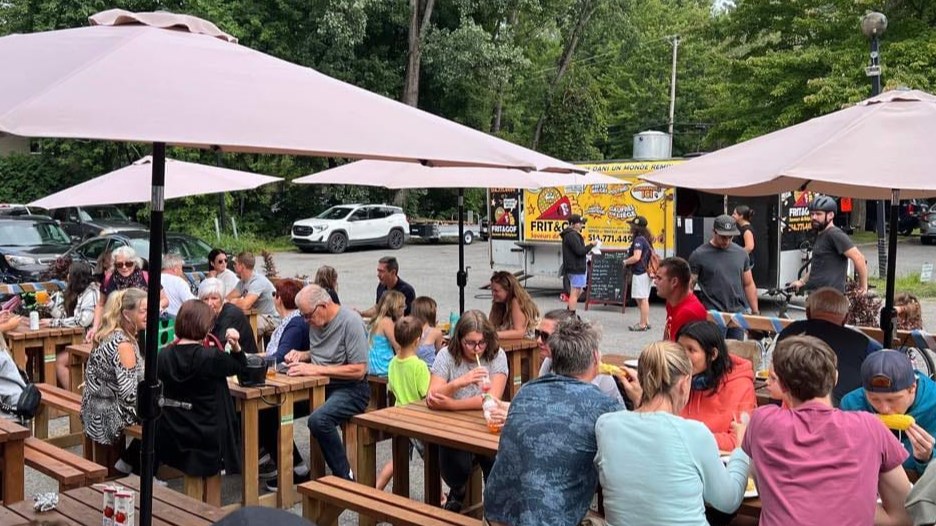 Terrasse estivale de la microbrasserie Perodam à Notre-Dame-de-l'Île-Perrot