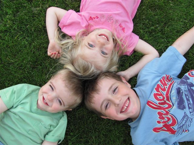 Julie, 6 ans, Emma, 4 ans et Mathias Côté, 20 mois, de Chambly