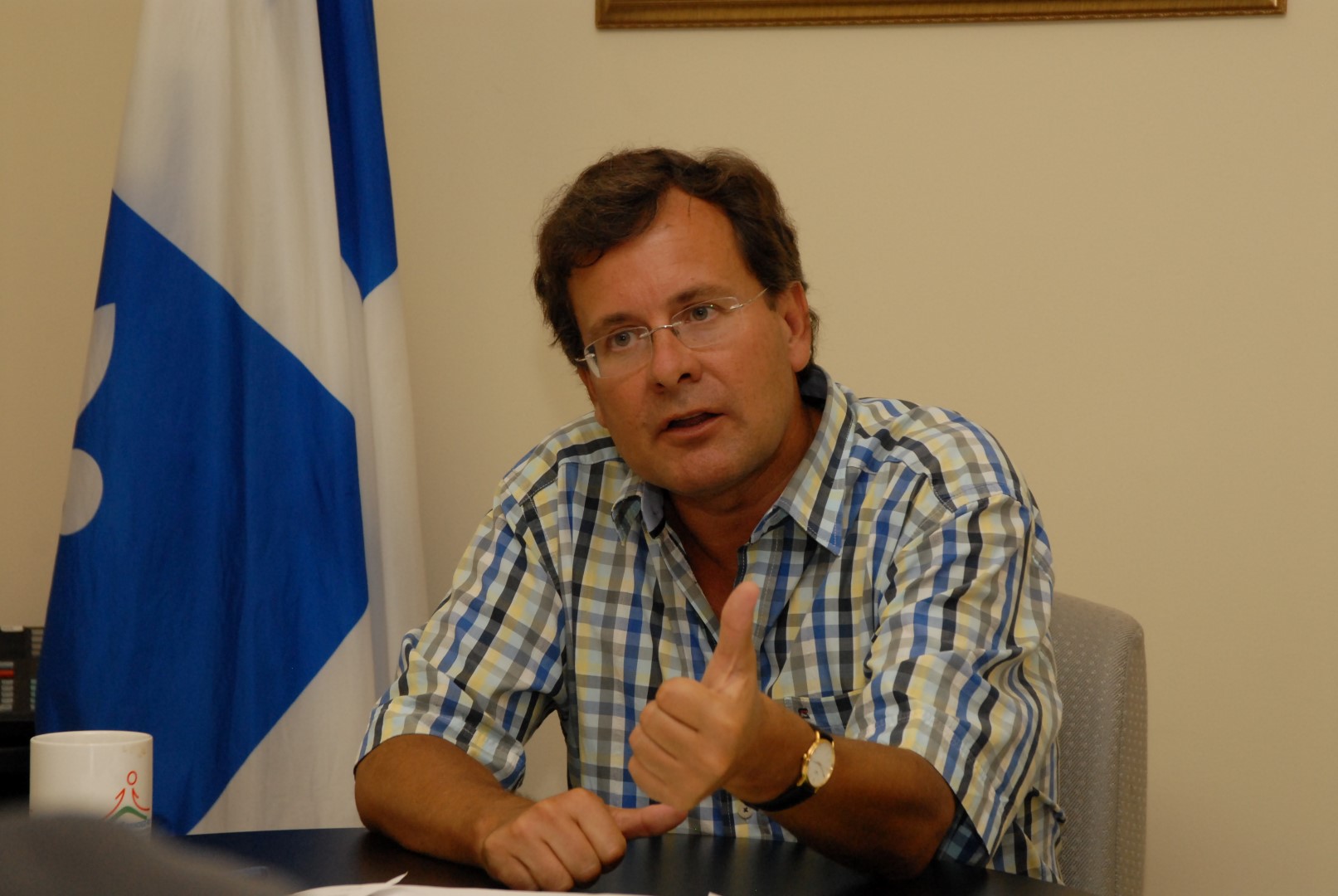 Bertrand St-Arnaud se veut le défenseur des citoyens, des villes et des organismes de son comté.(Photo : Luc Giard)