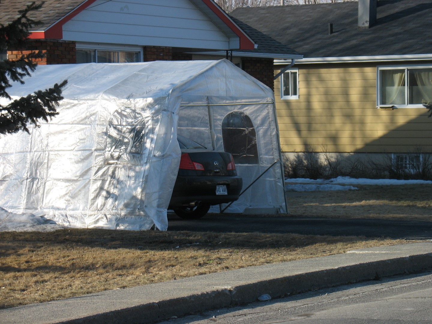 Installation d’un abri d’auto temporaire pour l’hiver
