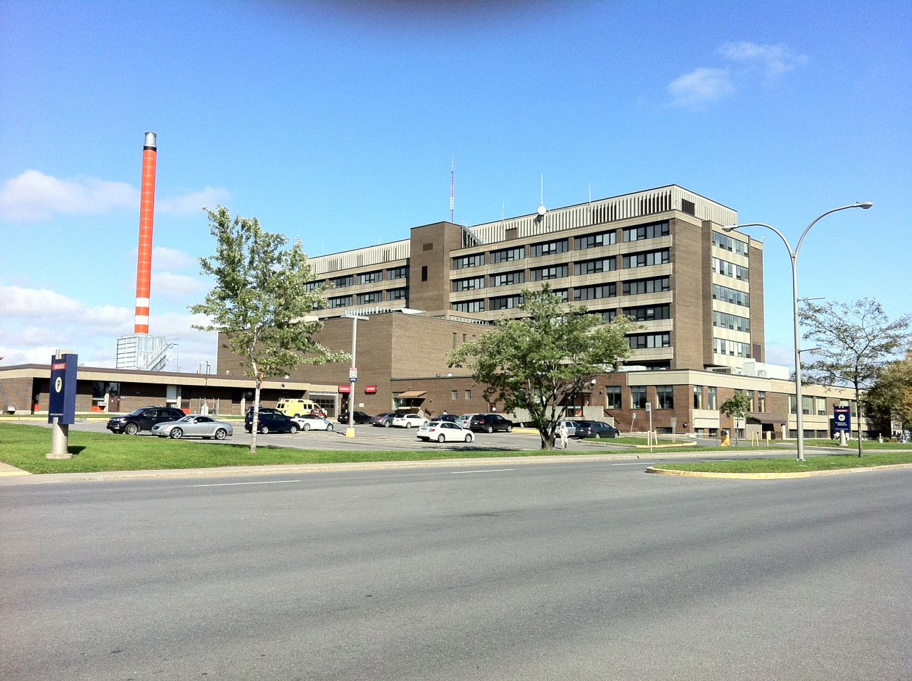 On accède à l'urgence de l'hôpital par la rue Pierre-Caisse seulement