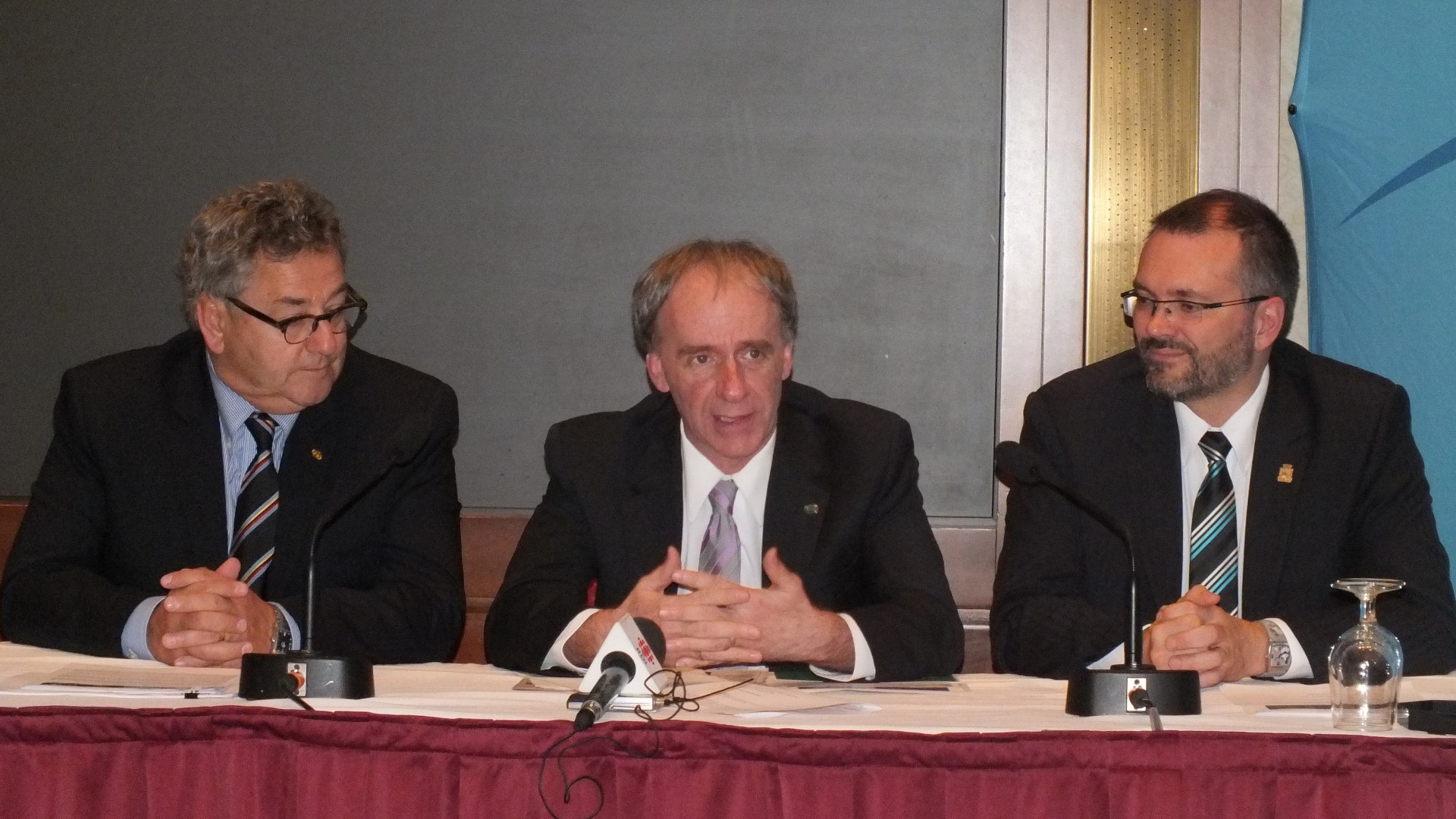 Le président de l’UMQ, Éric Forest, le maire de Gatineau, Marc Bureau et le président de la Commission des assises 2012, Luc Berthold.