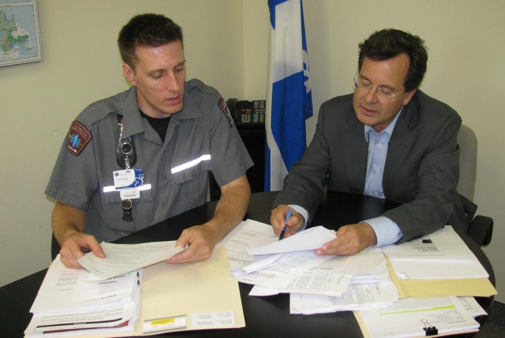 Bertrand St-Arnaud en compagnie l’ambulancier Patrick Dufresne.