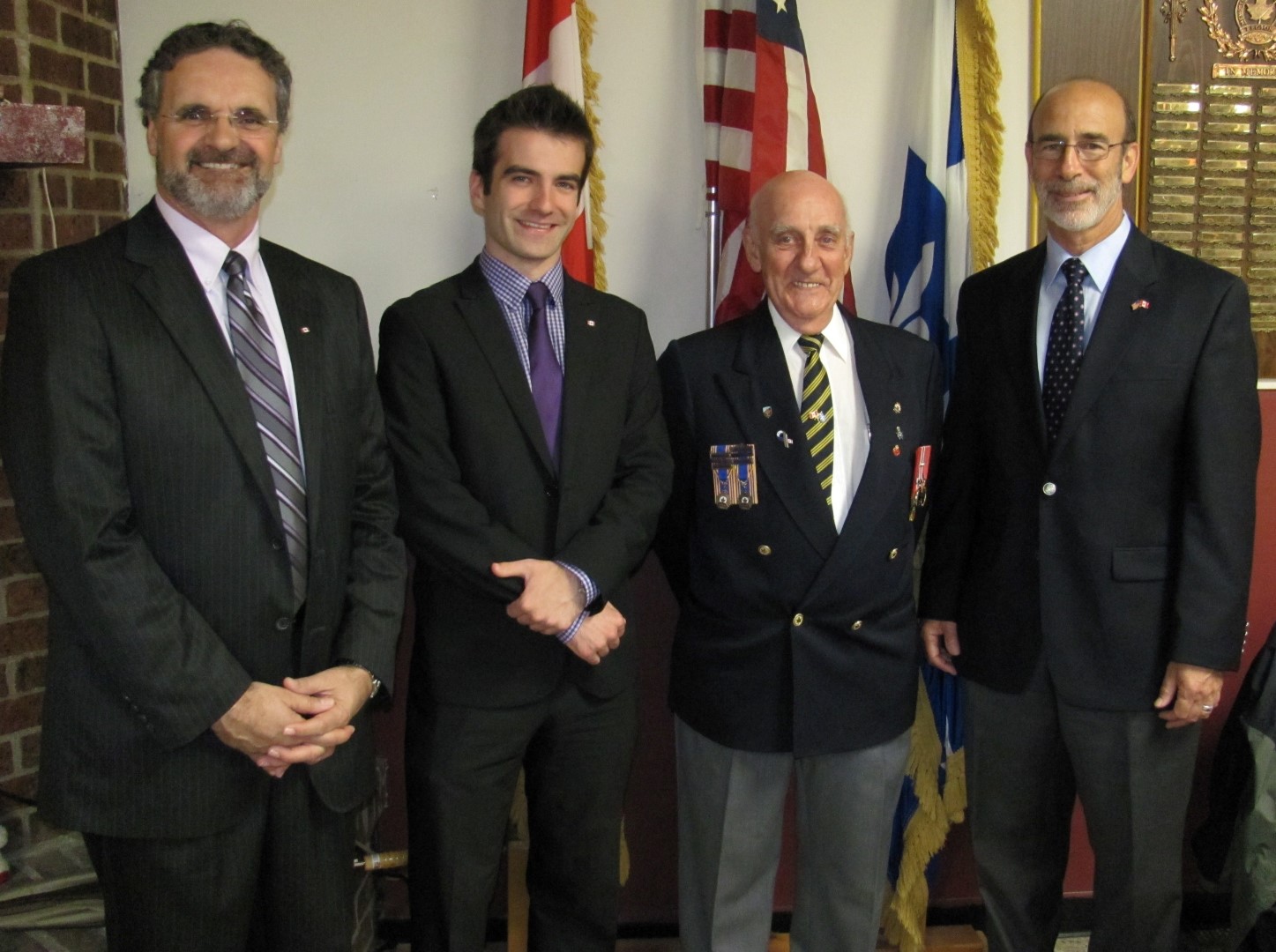 Serge Gélinas , conseiller municipal de Chambly, Matthew Dubé, député de Chambly-Borduas, Roland Drouillard, président de la Légion Royale Canadienne de Chambly et Andrew C. Parker, Consul Général des États-Unis.