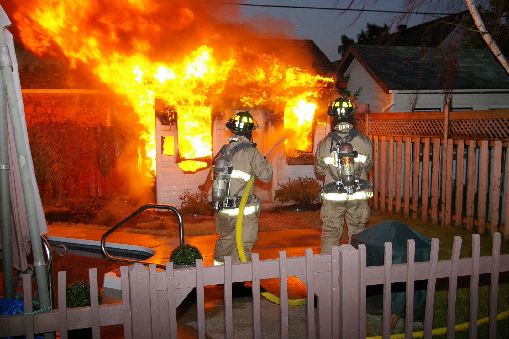 Cabanon en flammes
