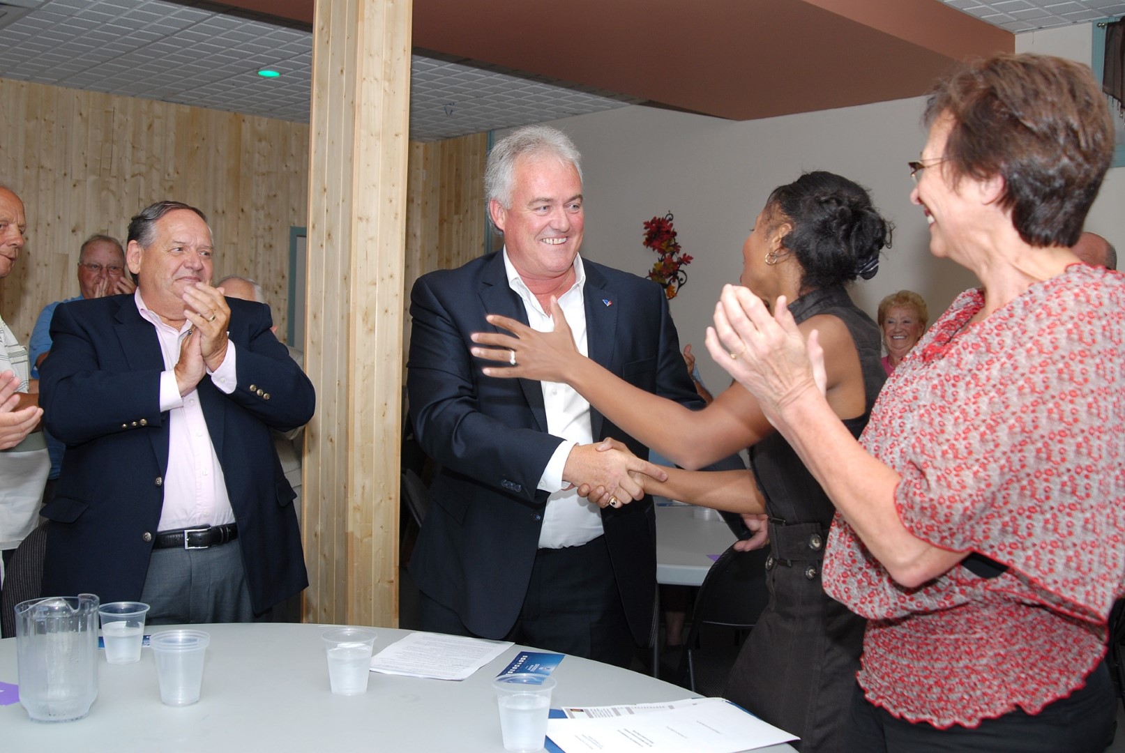 Alain Ménard a officialisé sa candidature le 4 juillet en compagnie de la ministre de la Famille et députée de Nelligan, Yolande James.