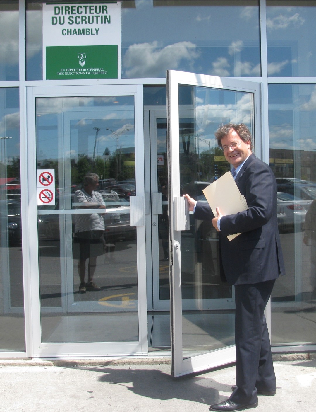 Le candidat péquiste a déposé ce midi son bulletin de candidature auprès du directeur du scrutin, Jacques Desormeaux.