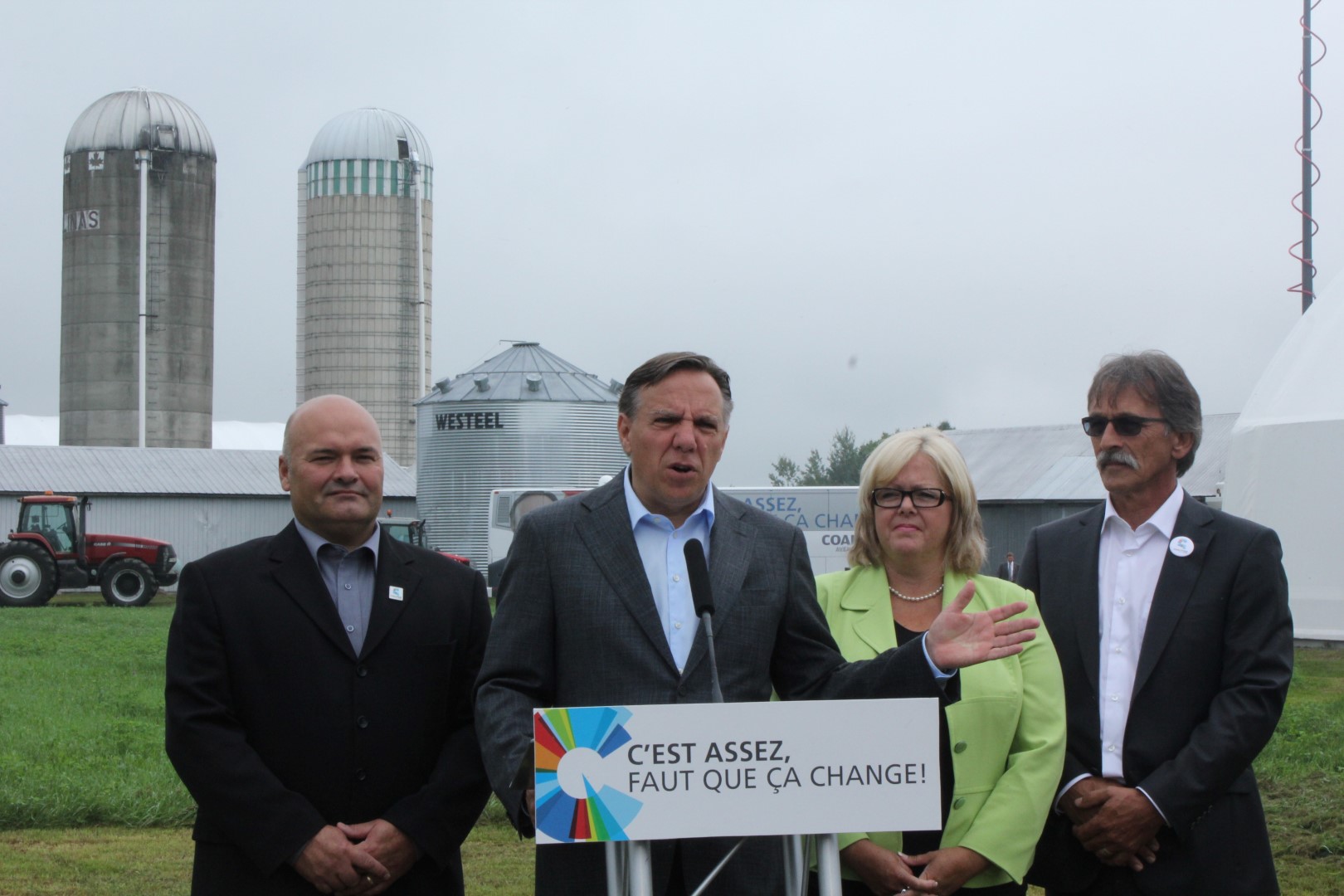 François Legault a présenté ses engagements en matière d’agriculture flanqué de trois de ses candidats oeuvrant dans ce domaine: Pierre Giguère (Saint-Maurice), Sylvie D’Amours (Mirabel) et Martin Caron (Lotbinière-Frontenac). 