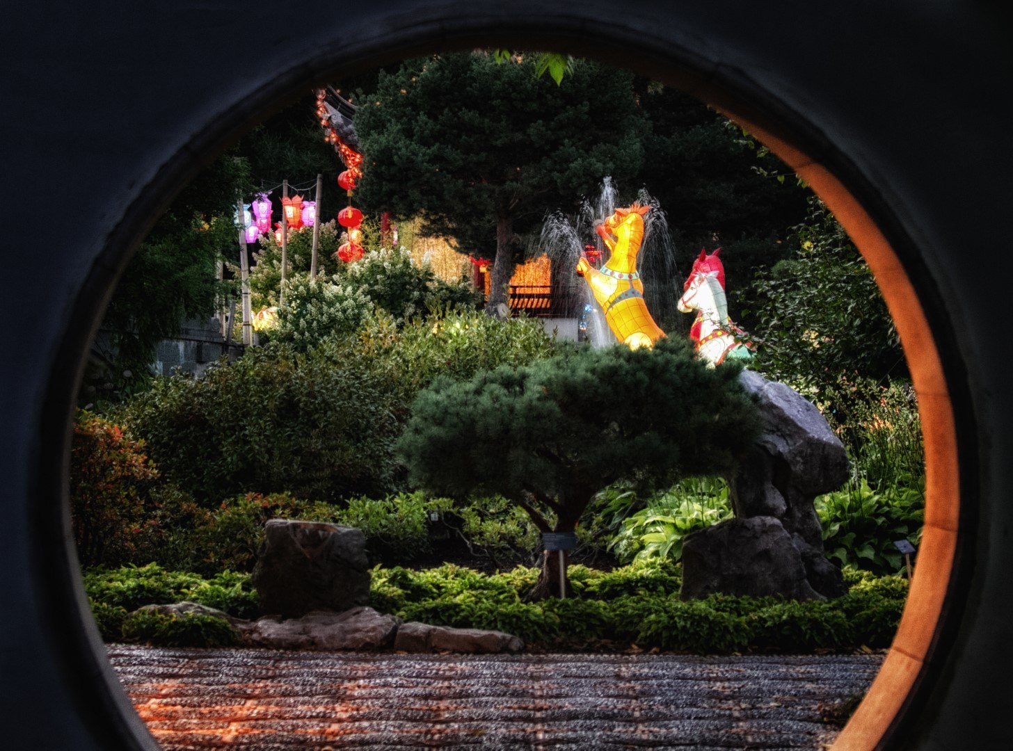 «  Lanternes chinoises au Jardin botanique de Montréal », par Armand Gélinas, Chambly