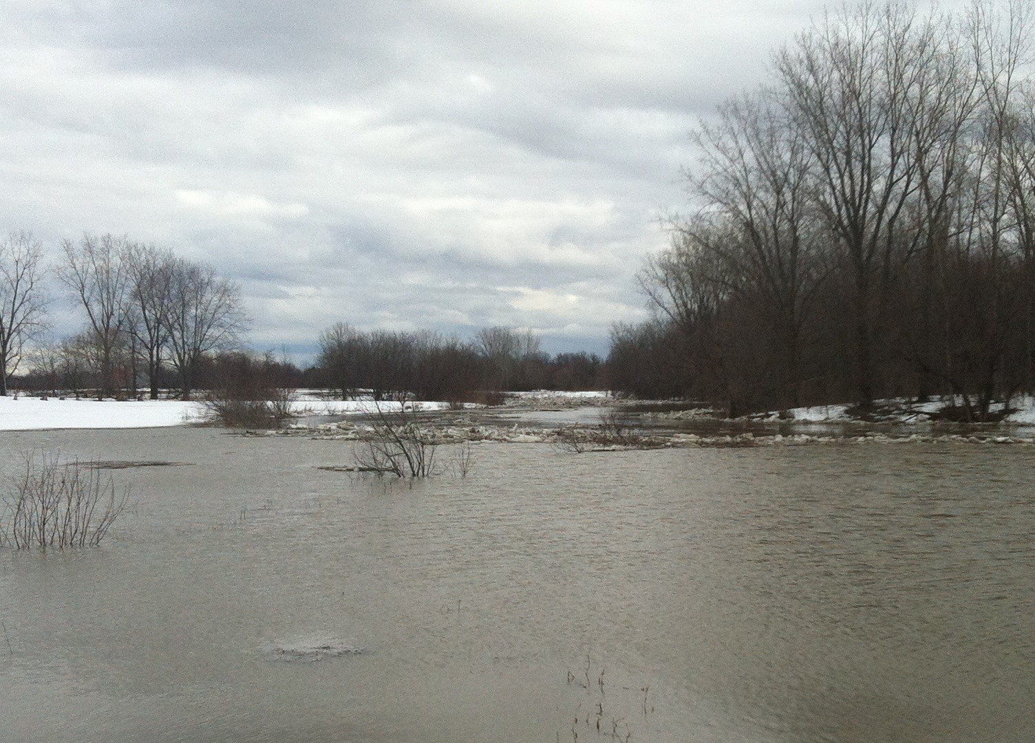 La rivière L'Acadie reste sous haute surveillance
