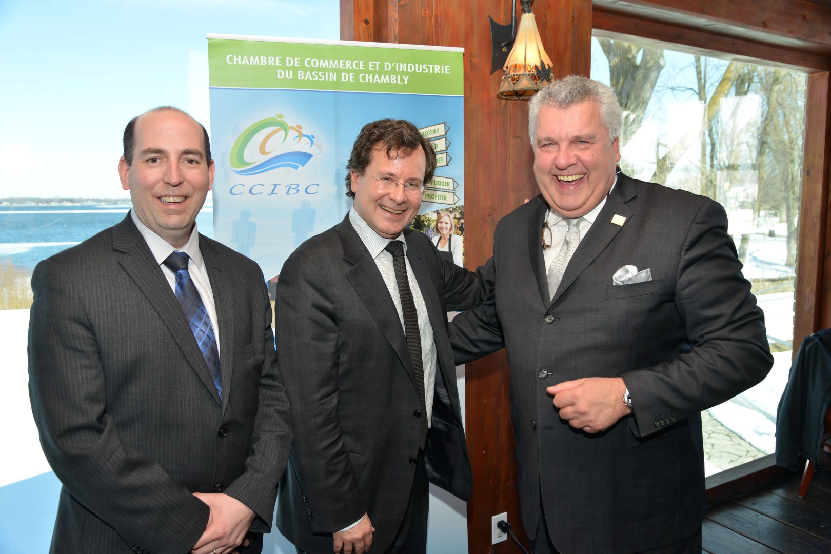 Ian Britt, futur président de la Chambre de commerce et d'industrie du bassin de Chambly, Betrand St-Arnaud, député de Chambly et ministre de la Justice, et Pierre Cardinal, président de la Chambre de commerce.