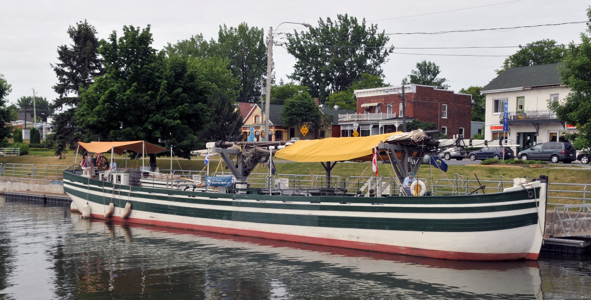 Le Lois McClure accoste à Chambly