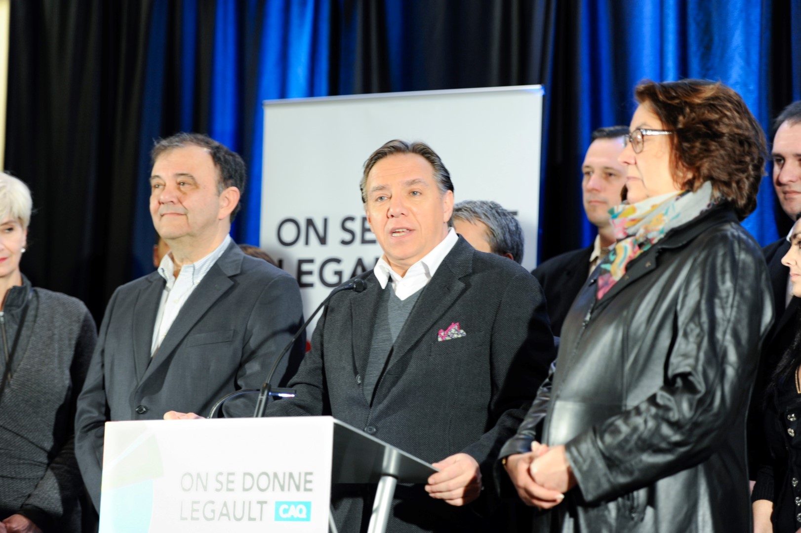 François Legault a présenté ses candidats de la Montérégie. À sa droite, Serge Tremblay dans Saint-Jean et à sa gauche, Claire Samson dans Iberville.