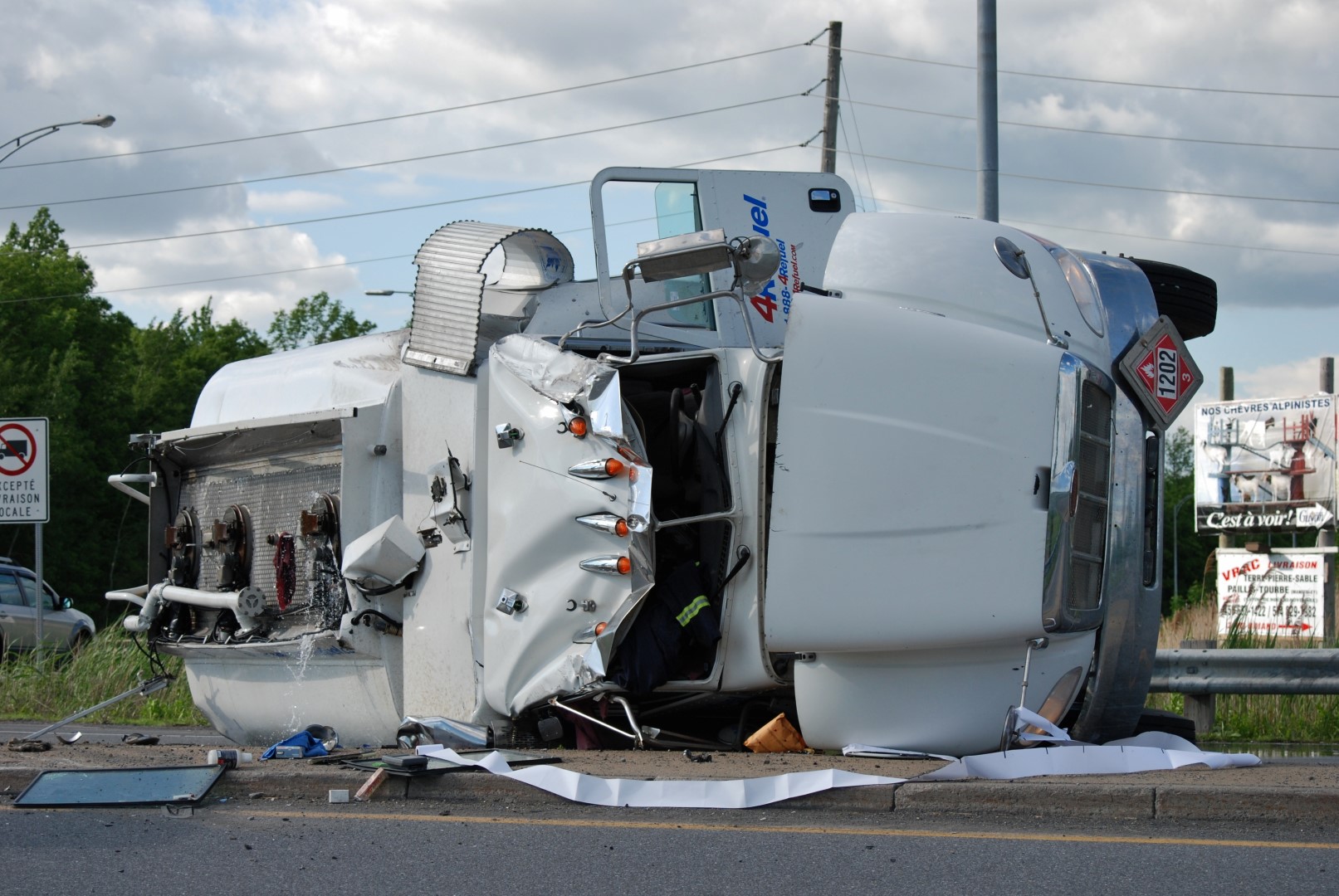 Un camion-citerne se renverse à Chambly