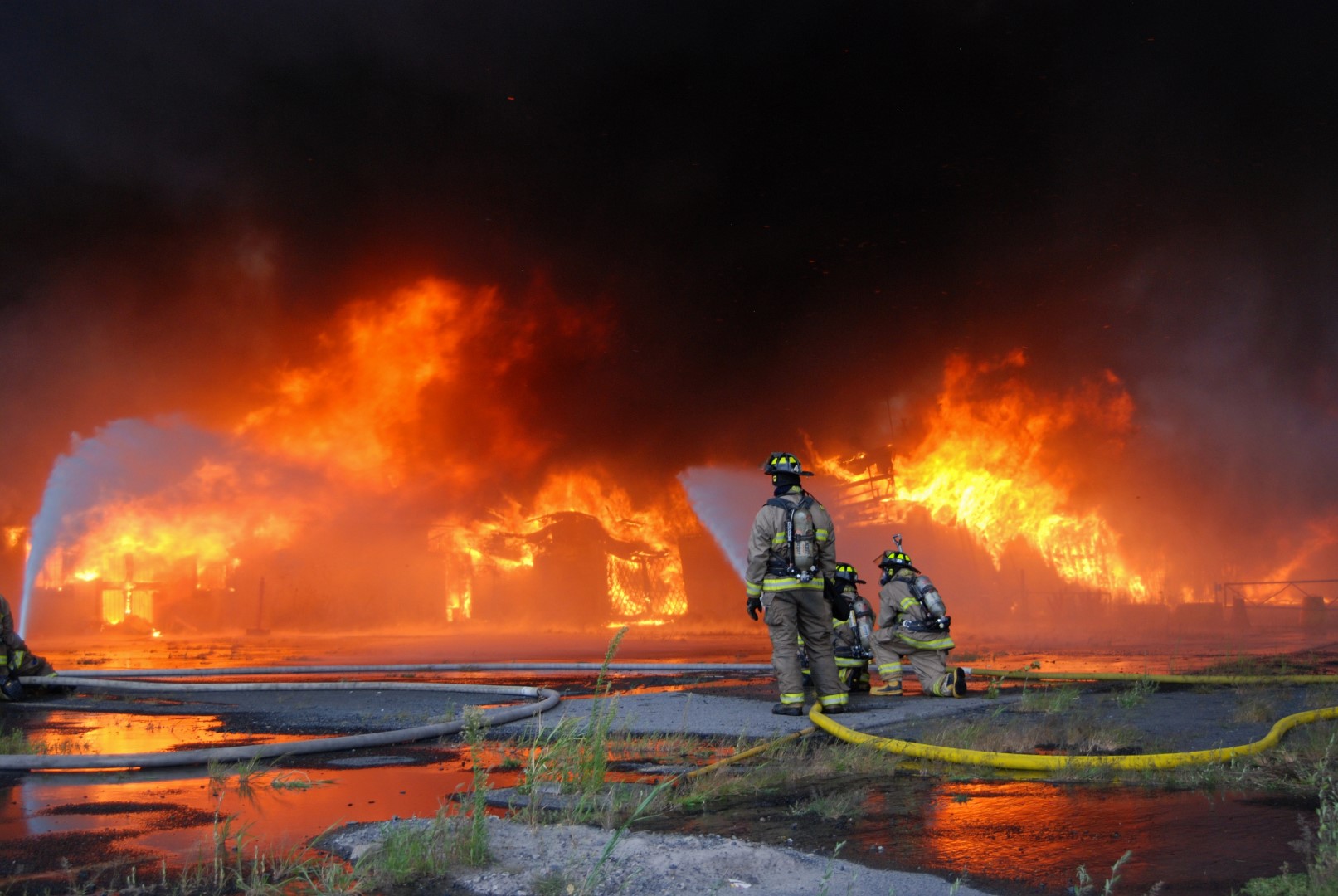 Sept ados arrêtés à la suite de l'incendie suspect à l'ancien Marché aux puces