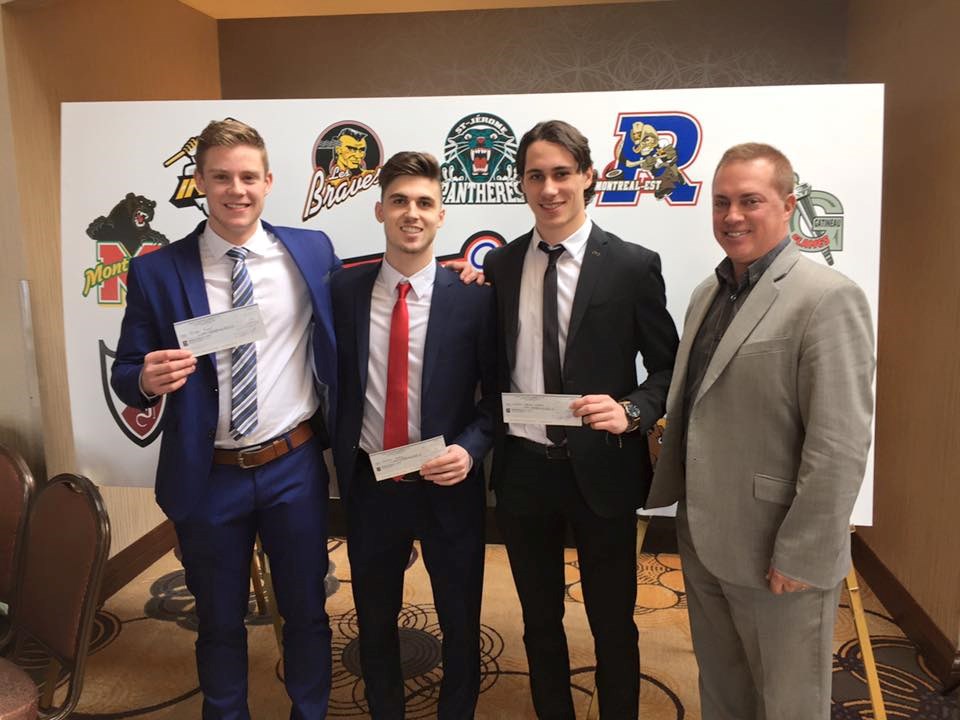 Les récipiendaires Philippe Dupont, Maxime Gagnon et William Leclerc en compagnie de l'entraîneur des Forts, Patrick Lefebvre.