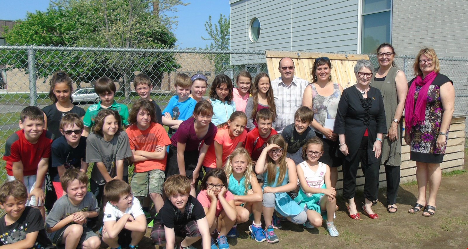 Photo officielle de l'inauguration du site de compostage de l'école de
Monnoir à Marieville.