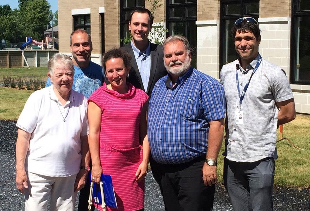 Le député de Chambly Jean-François Roberge entouré de Monsieur Harvey (CIER), Madame Petit (Carrefour Familial du Richelieu), ainsi que de Messieurs Jacques Ladouceur (Maire de Richelieu) et François Lalonde (Président du Club Trifort de Chambly)