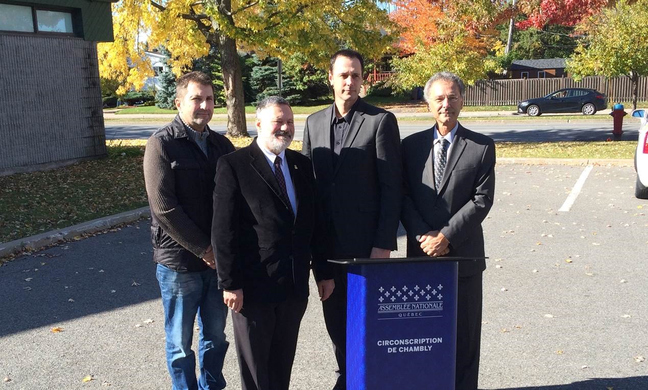 Le député de Chambly Jean-François Roberge et le Président du Conseil d’Établissement de l’école secondaire de Chambly Jean Brûlé peuvent désormais compter sur l’appui des Villes de Chambly et Carignan (représentés ci-dessus par les maires Me Denis Lavoie et René Fournier) dans leurs démarches pour amener les secondaires 4 et 5 à Chambly.