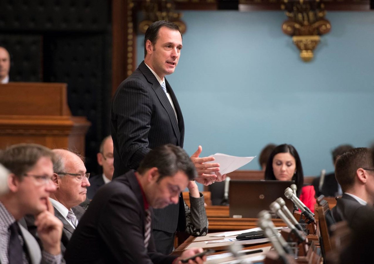 Jean-François Roberge dépose la pétition à l’Assemblée nationale pour l'ajout des secondaires 4 et 5 à Chambly
