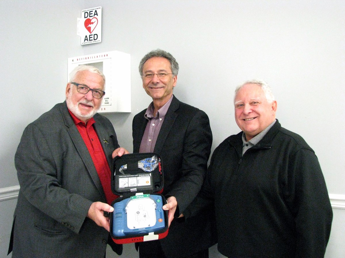 La Ville de Chambly offre un défibrillateur au Centre des aînés