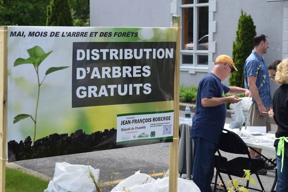Franc succès pour la distribution d’arbres du député Roberge