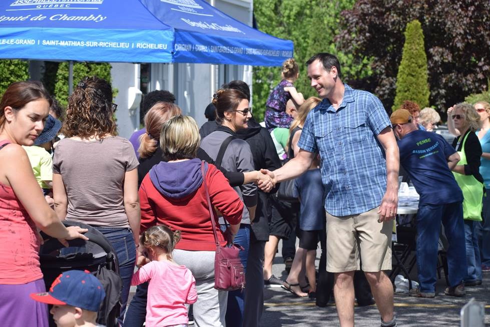 Franc succès pour la distribution d’arbres du député Roberge