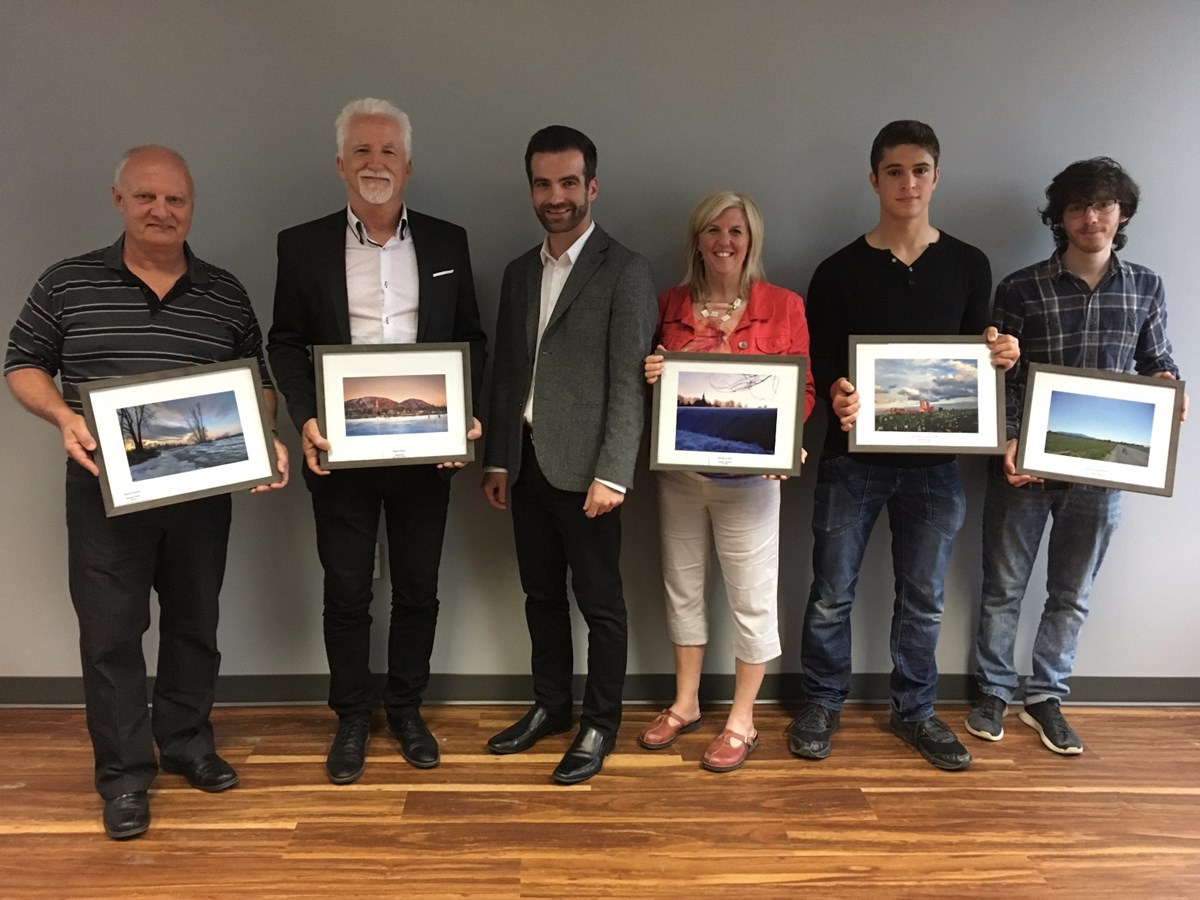 Matthew Dubé  inaugure l’exposition des photos des gagnants du concours « ma région est unique »