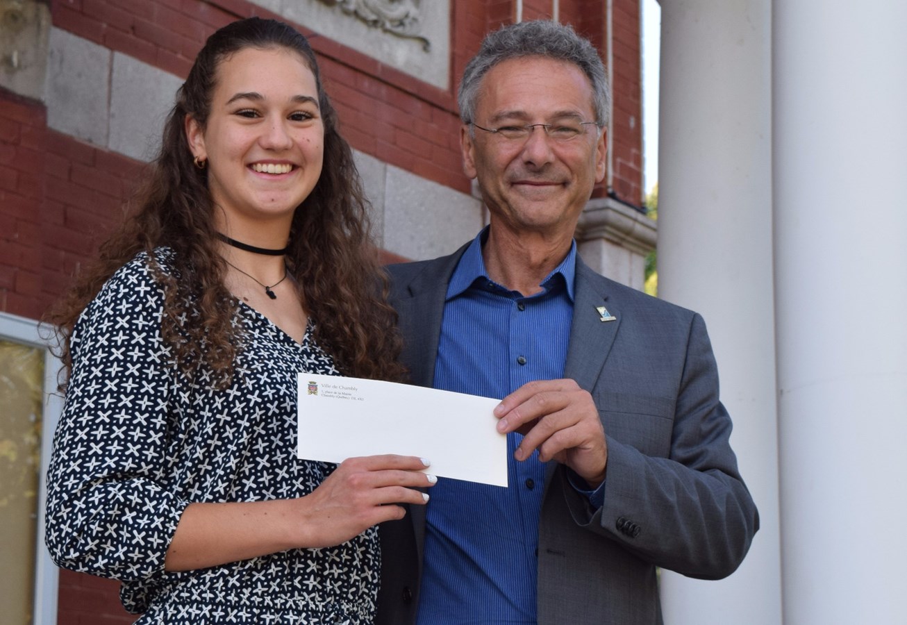 Remise d’une bourse d’excellence à Mégane Prince