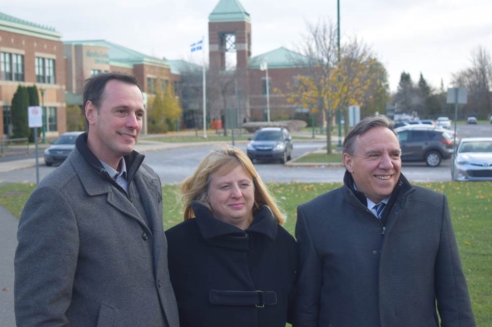 De passage au Carrefour familial du Richelieu à Chambly dans le cadre de sa tournée, le chef de la CAQ François Legault s’est officiellement engagé à agrandir l’école secondaire de Chambly et d’y amener les secondaires 4 et 5 dans un premier mandat caquiste.