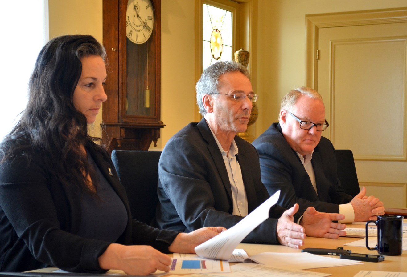 M. Denis Hérard, auditeur de la firme Deloitte, Me Denis Lavoie, maire de la Ville de Chambly, Mme Annie Nepton, directrice du Service des finances de la Ville de Chambly