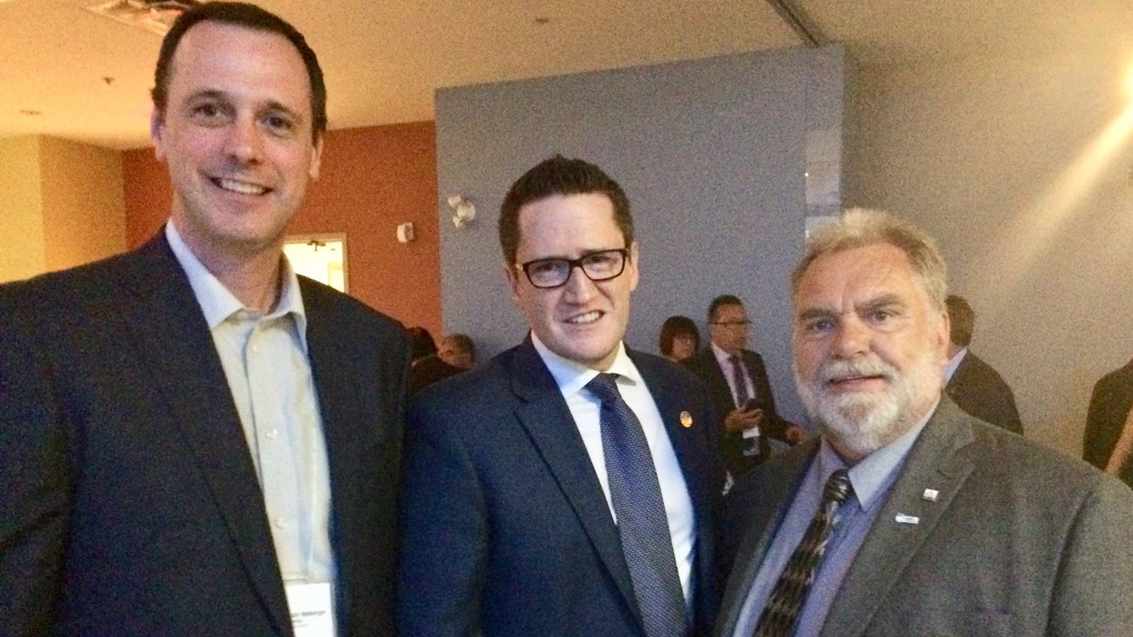 Le député de Chambly Jean-François Roberge et Benoît Charrette, porte-parole de la CAQ en matière de Transports, ont confirmé aujourd’hui qu’un gouvernement caquiste prolongera le REM jusqu’à Chambly.