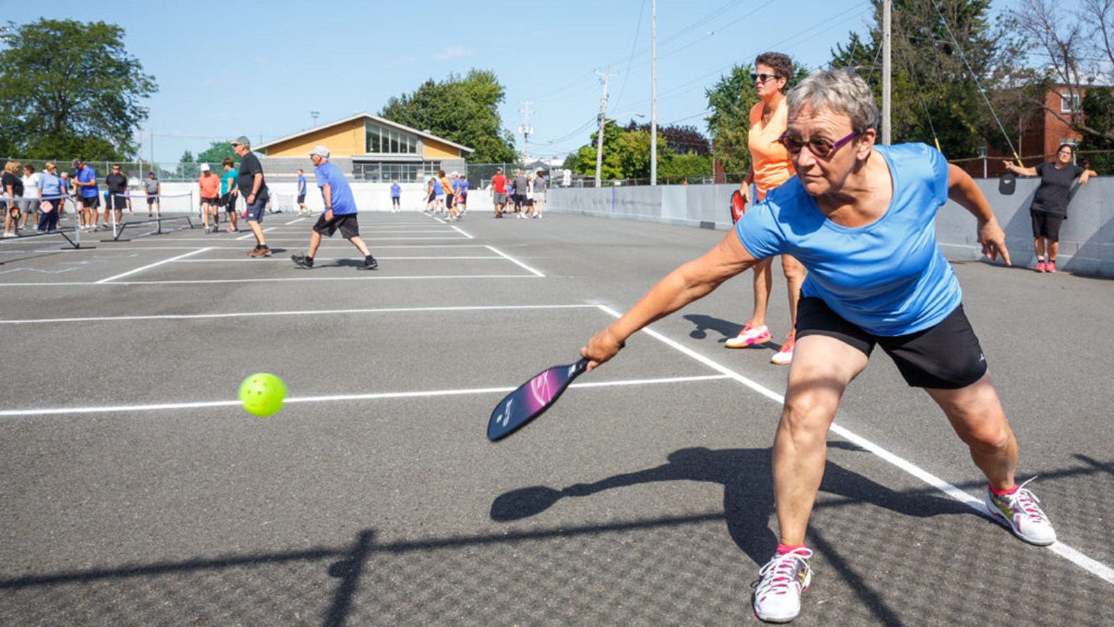 La cour arrière de l’école Carignan-Salières se transforme en terrain de jeu du 25 juin au 31 août