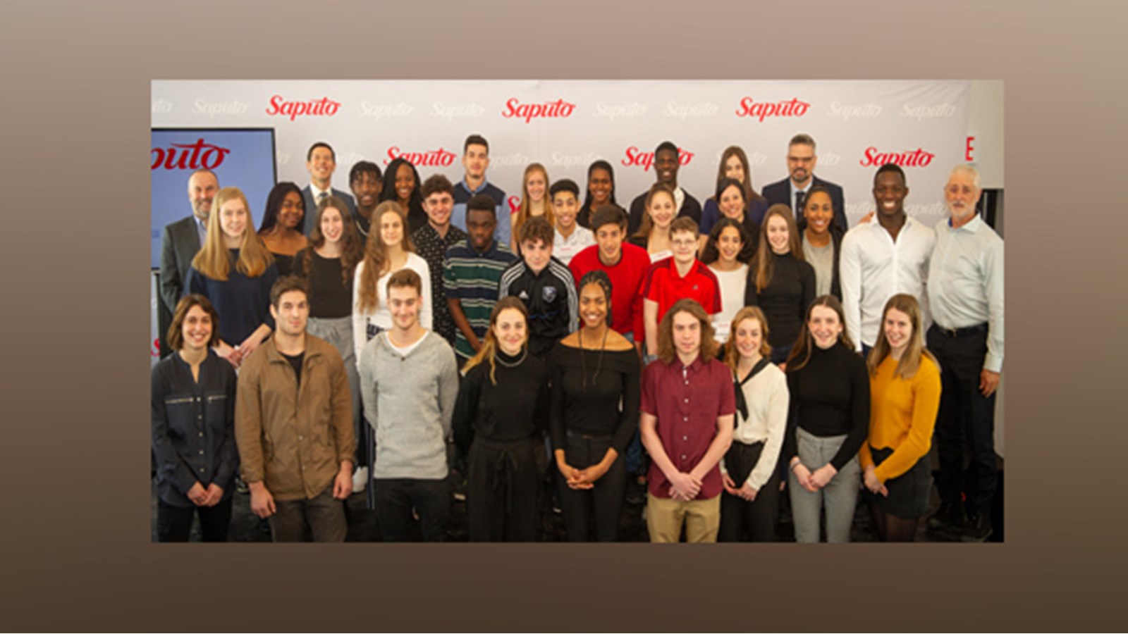 Les boursiers Saputo 2019 en compagnie de Philippe Eullaffroy, directeur de l’Académie de l’Impact et entraîneur-chef des 19 ans et moins, Patrick Leduc, directeur administratif des opérations soccer pour l’Impact de Montréal, Stéphanie Roy, conseillère principale, relations communautaires chez Saputo, Kevin Gilmore, président de l’Impact, et Claude Chagnon, président de la FAEQ.