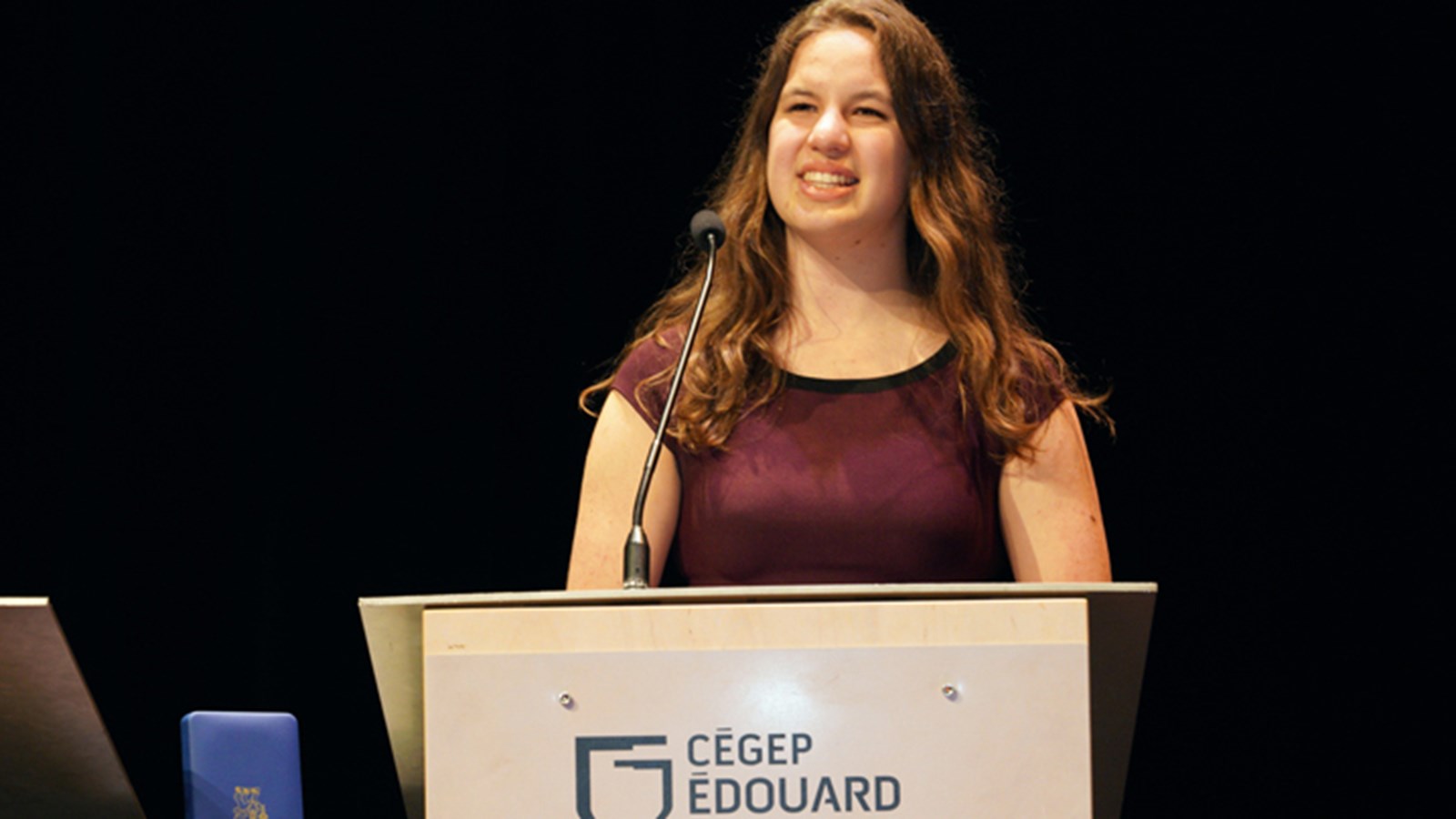 Laura Lefebvre, diplômée du Cégep en 2018 en Sciences de la nature, profil Sciences de la santé, et maintenant étudiante au doctorat en médecine à l’Université de Sherbrooke, a reçu la Médaille du Gouverneur général lors de la Cérémonie de fin d’études. 
