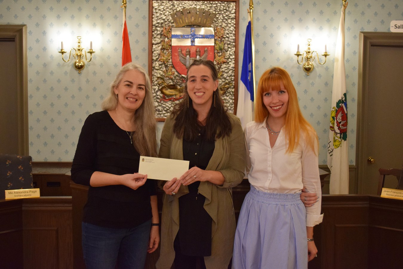Un chèque de 1 782 $ remis par la Ville de Chamby à l'organisme La Corne d'abondance