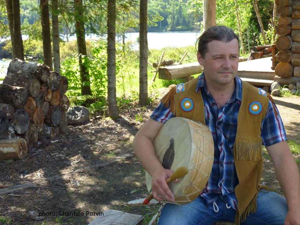 Le folk chanté de Mike Paul, de la nation Innu, célèbre bientôt l'automne à la Maison Amérindienne