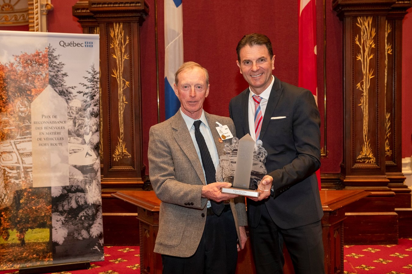 Robert-Henri Roy, lauréat de la Montérégie (motoneige), et le ministre François Bonnardel.