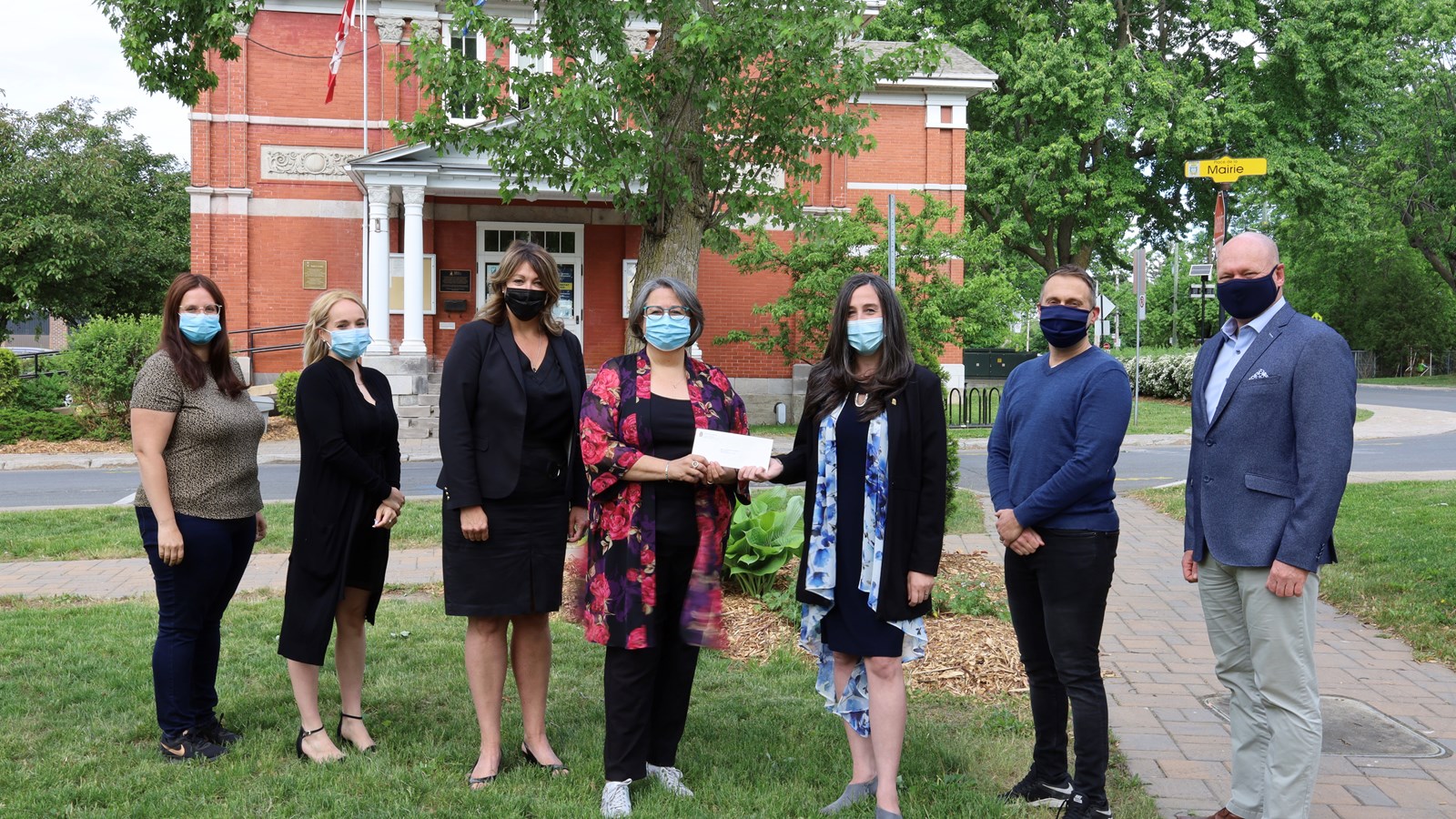Lors de la remise du chèque de la Ville de Chambly à la Maison Simonne-Monet-Chartrand étaient présents (de gauche à droite) : Vanessa Fillion, agente de liaison Maison SMC, Stéphanie Morin, agente de développement Maison SMC, Marie-Josée Vaillancourt, secrétaire Maison SMC, Marie Michèle Nahas, présidente Maison SMC, Alexandra Labbé, mairesse, Carl Talbot, conseiller municipal et Mario Lambert, conseiller municipal.