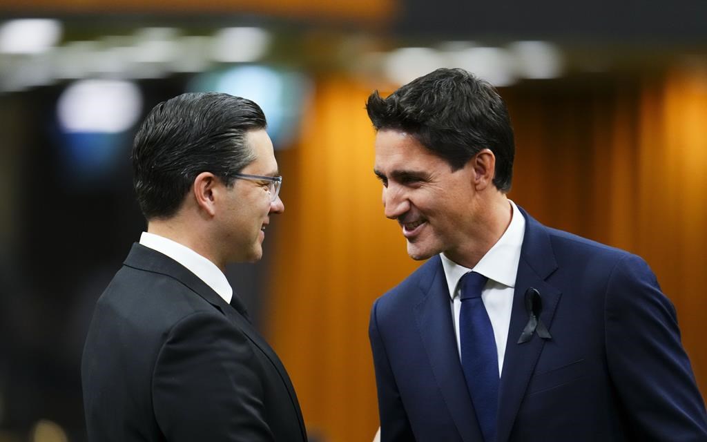 Faible avance nationale des conservateurs, les libéraux mènent au Québec