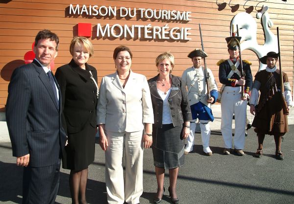 Éric Fournier, directeur de la Maison du tourisme de la Montérégie, Nicole Ménard, ministre du Tourisme et de la Montérégie, Fatima Houda-Pepin, députée de La Pinière et première vice-présidente de l'Assemblée nationale et Marthe Langlois, présidente de Tourisme Montérégie, ont inauguré le 9 mai, la Maison du tourisme de la Montérégie, à Brossard.