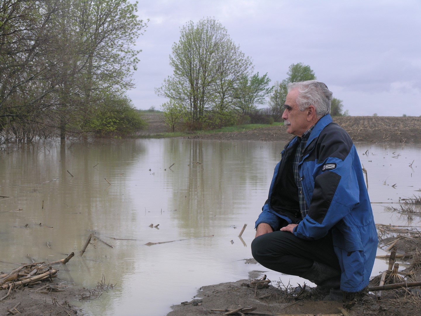 Comme il pleut constamment ces temps-ci, le Beloeilois Yvon Lambert ne peut ensemencer une partie de ses champs en raison des accumulations d'eau. (Photo: Lucie Lecours)