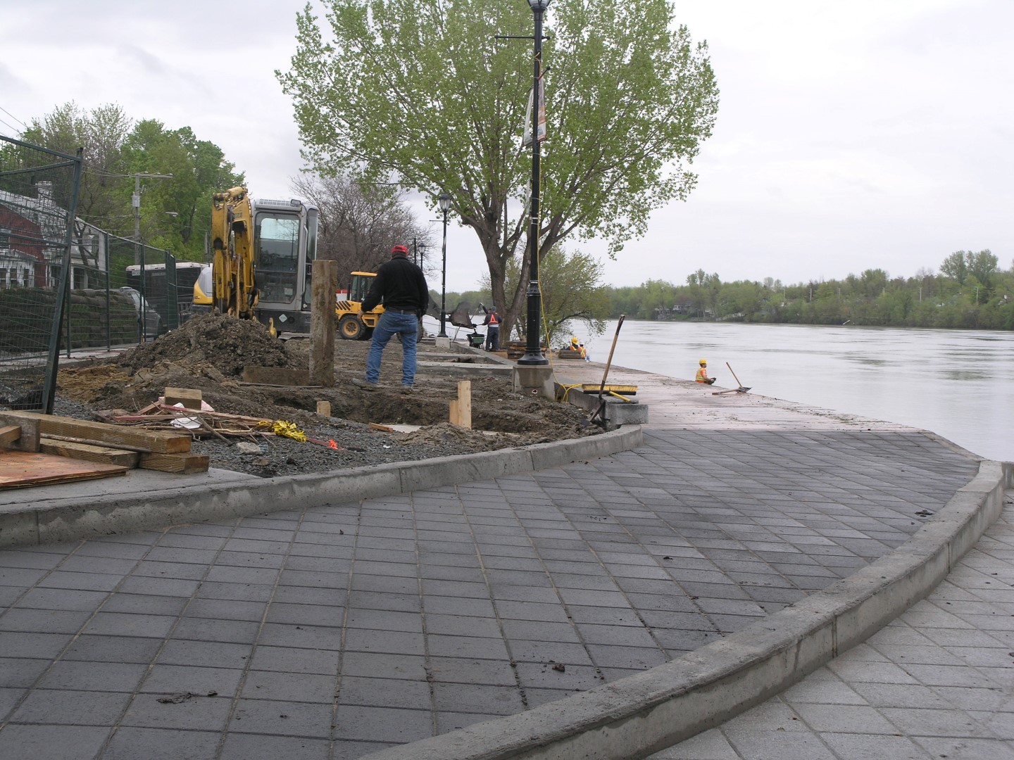 Les travaux d’aménagement de la rive de la Rivière Richelieu, face à l'église Saint-Mathieu, se poursuivront en juin. (Photo : Lucie Lecours)